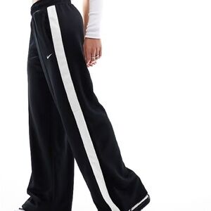 NWOT Nike Women's Straight Leg Woven Cargo Pants